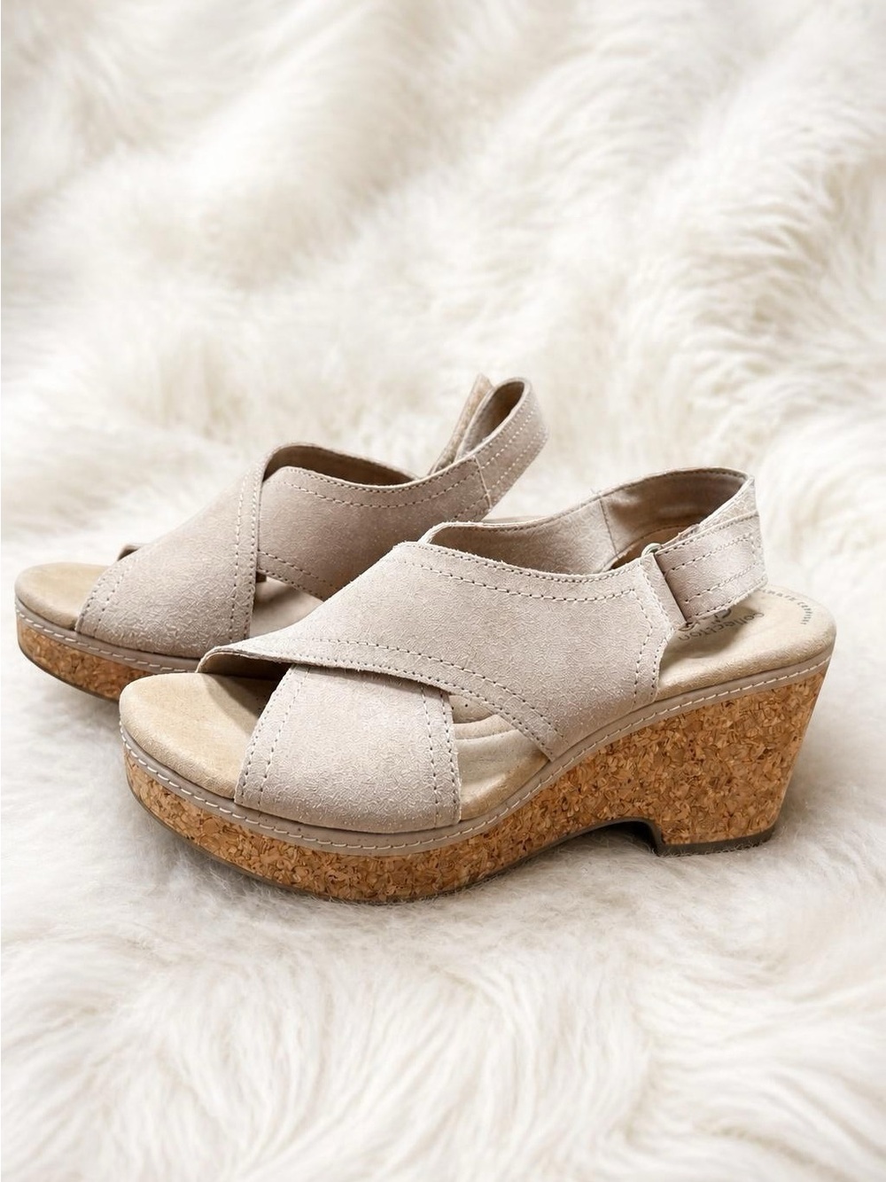 Clarks Beige Cream Cork Wedge Sandals 9.5 • Excellent Condition Very Comfortable